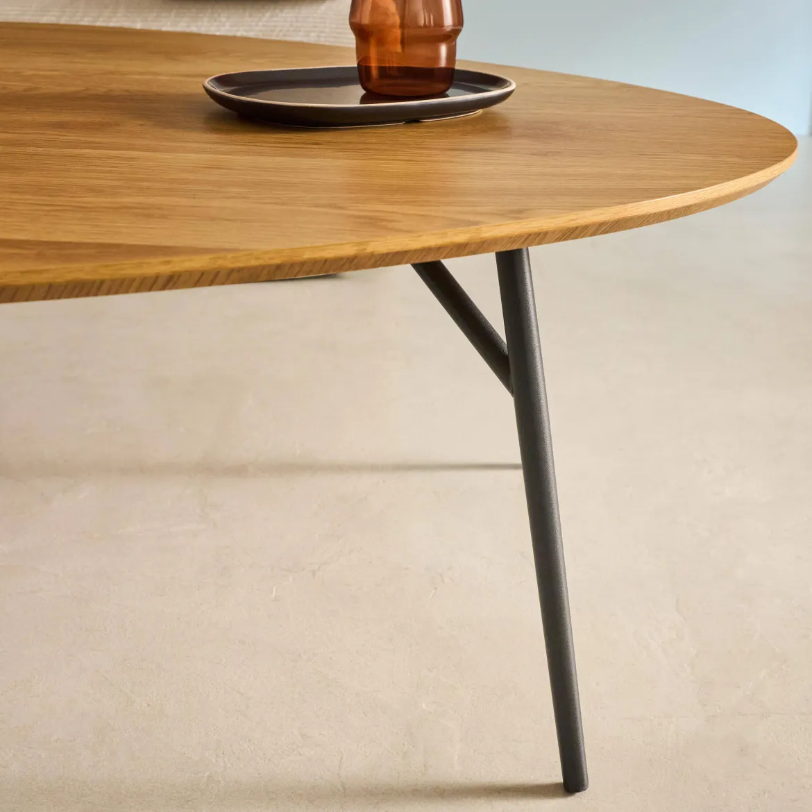 Tavolino triangolare con gambe in metallo nero e effetto rovere