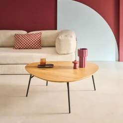 Tavolino triangolare con gambe in metallo nero e effetto rovere