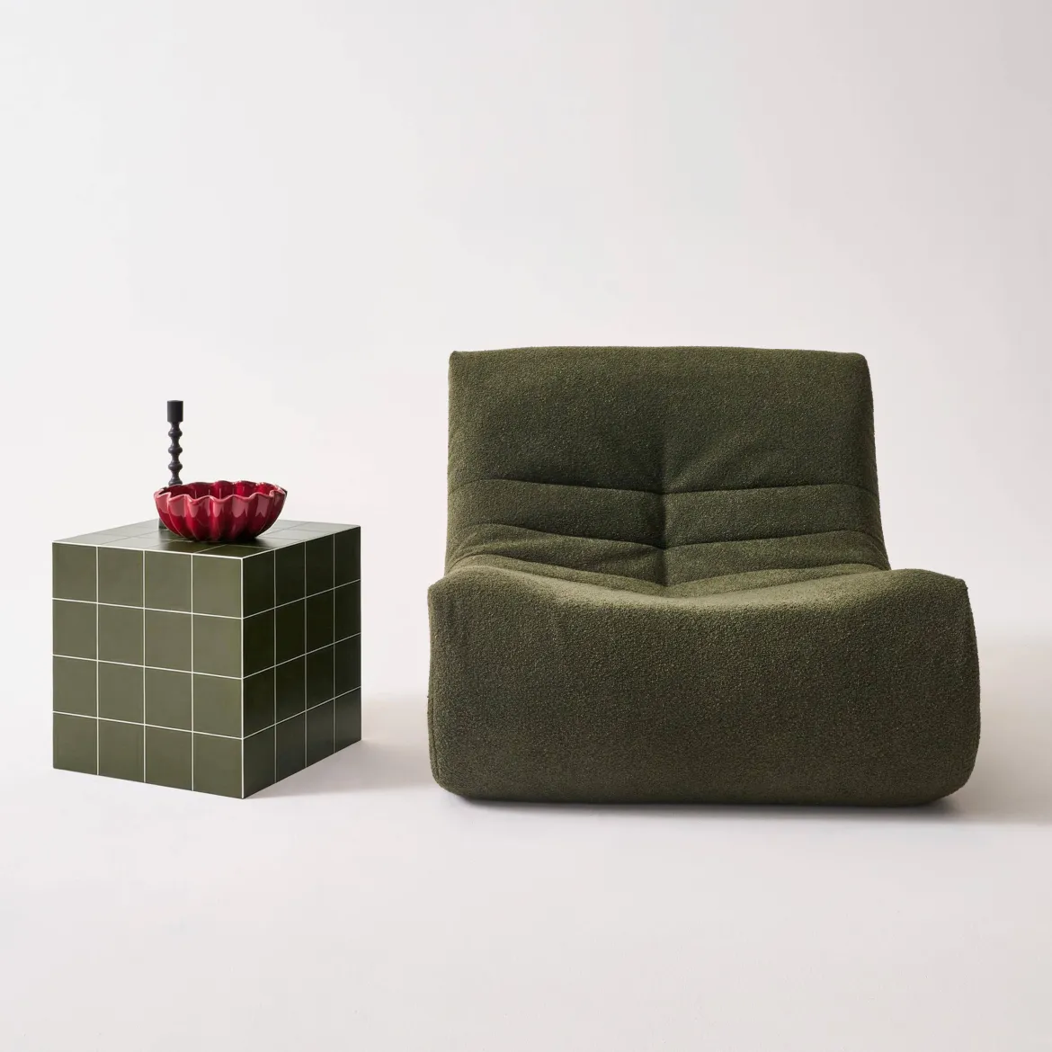 Tavolino cubico con finitura in ceramica opaca e piastrelle