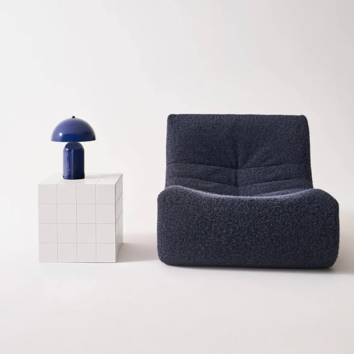 Tavolino cubico con finitura in ceramica opaca e piastrelle