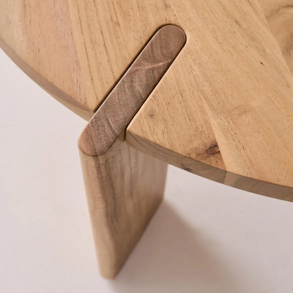 Tavolino da caffè esotico rotondo in legno massello