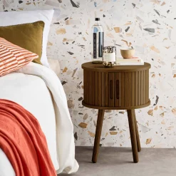 Tavolino da notte scandinavo con decorazioni in legno, 2 porte scorrevoli