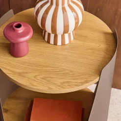 Tavolino e comodino in metallo curvato e legno con ruote