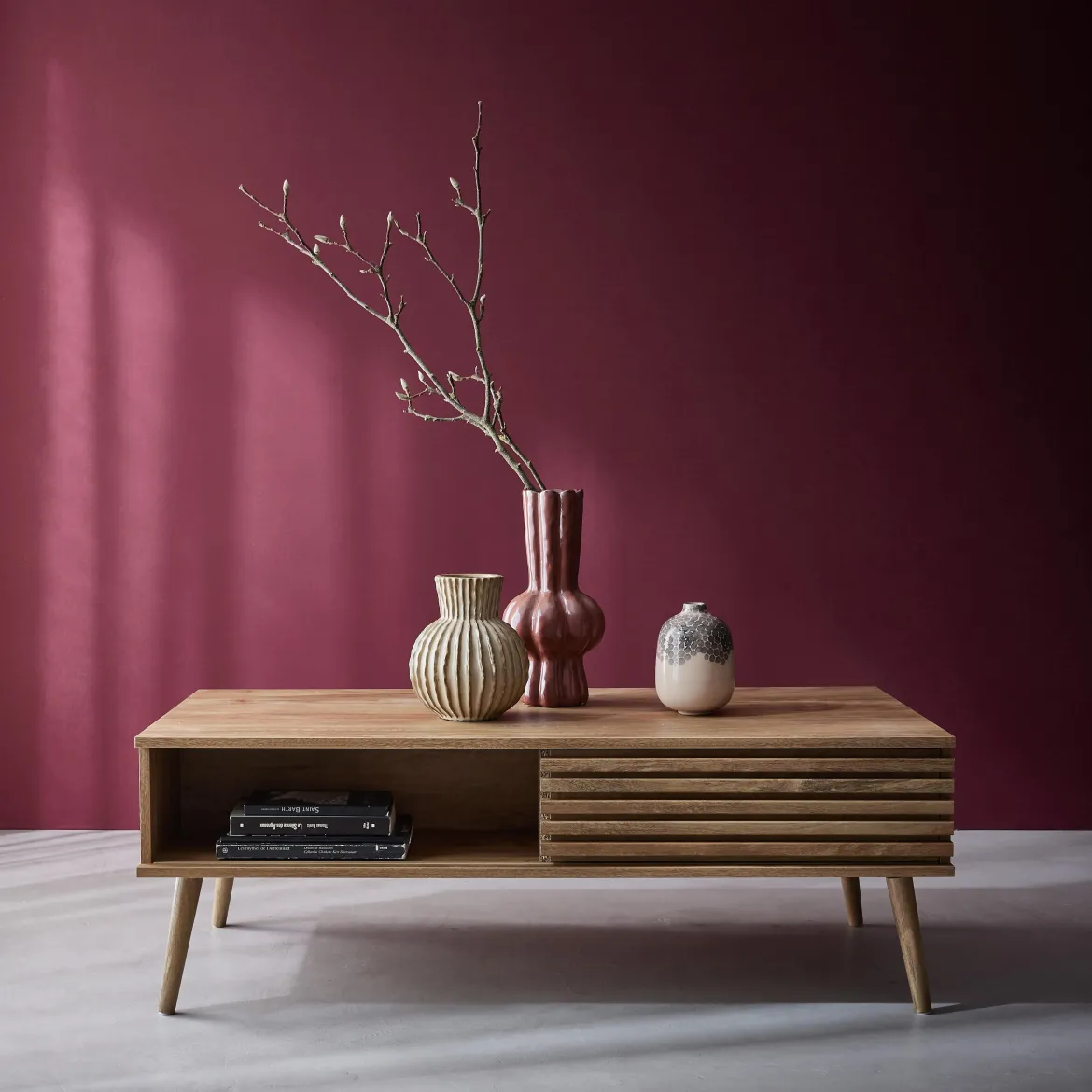 Tavolino scandinavo con ante scorrevoli, decoro in legno scanalato