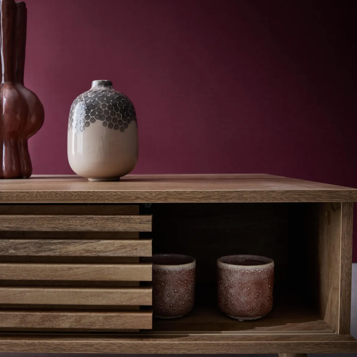 Tavolino scandinavo con ante scorrevoli, decoro in legno scanalato