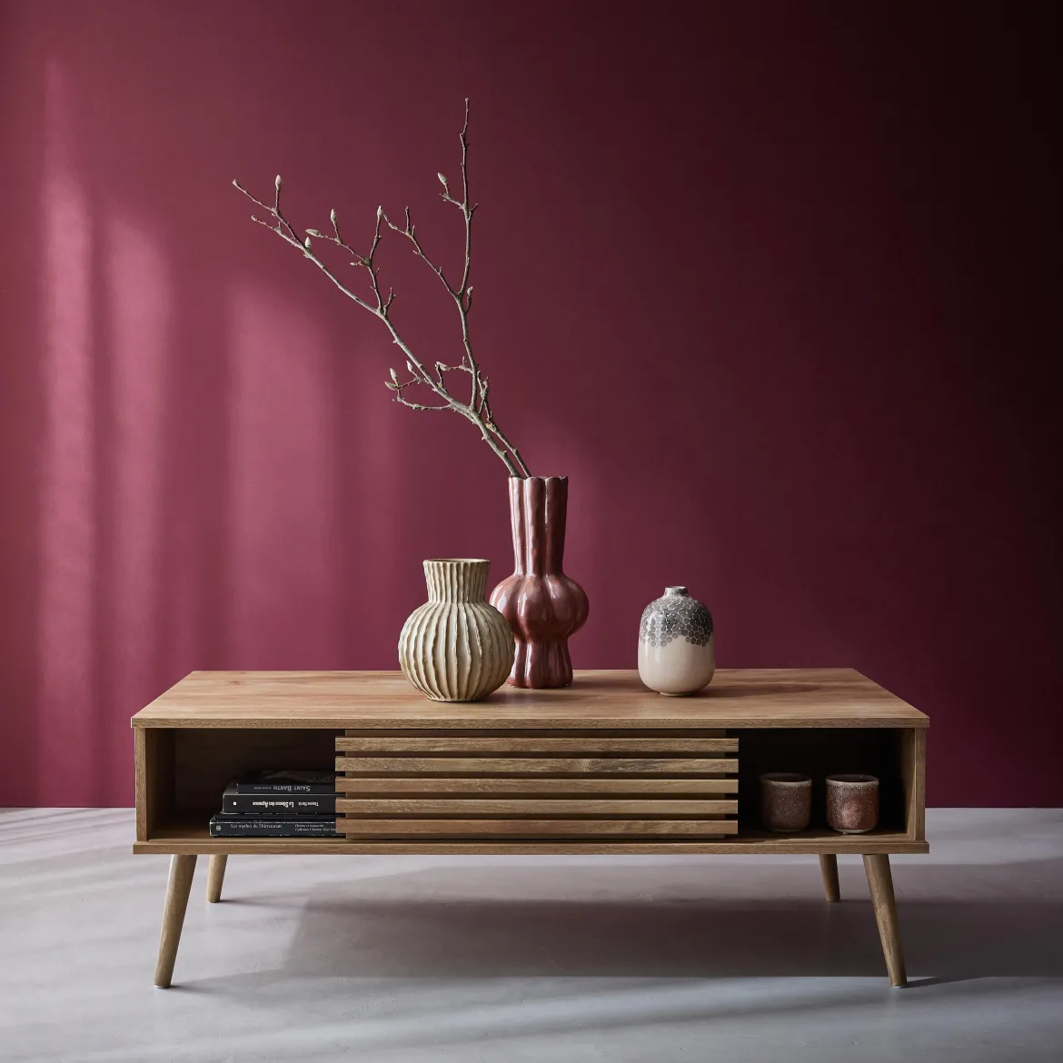 Tavolino scandinavo con ante scorrevoli, decoro in legno scanalato