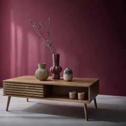Tavolino scandinavo con ante scorrevoli, decoro in legno scanalato