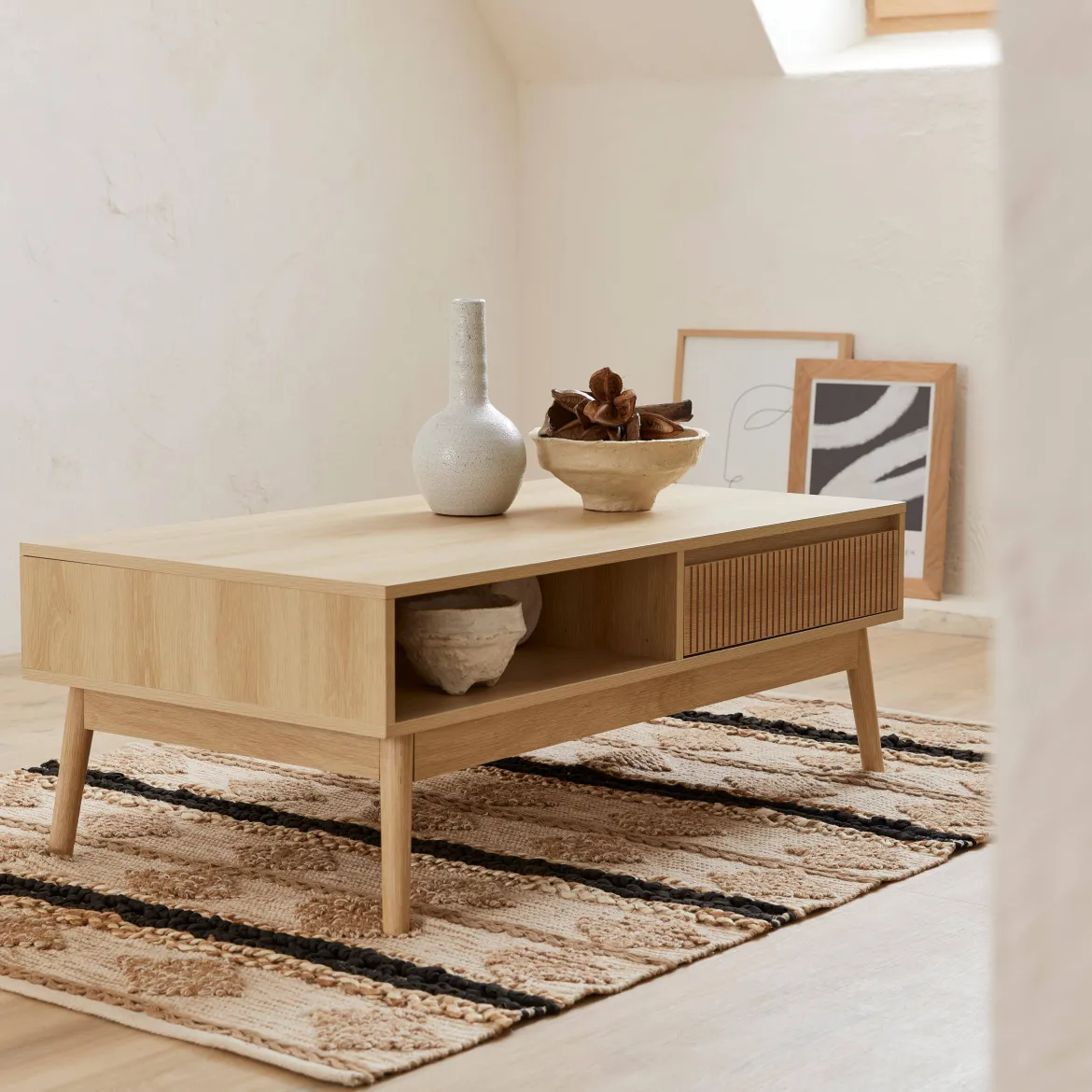 Tavolino scandinavo, decoro in legno scanalato, 2 nicchie, 1 cassetto