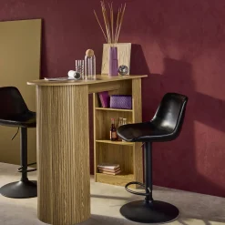 Tavolo alto da cucina decorato in legno con ripostigli