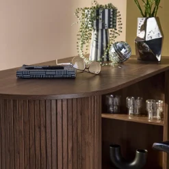 Tavolo alto da cucina decorato in legno con ripostigli